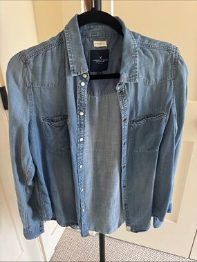 American Eagle Boyfriend Fit Pearl Snap Denim Chambray Shirt | Size M